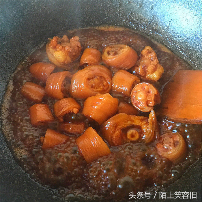 中火半个小时后大火收汁。