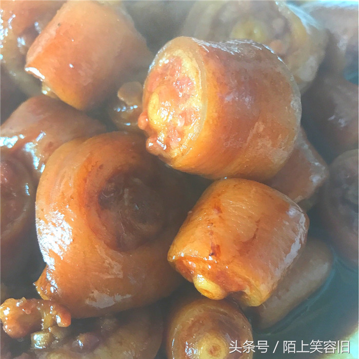 多吃猪尾巴，在青少年男女发育过程中，可促进骨骼发育，中老年人食用，则可延缓骨质老化、早衰，女人吃了丰胸美容，男人吃了补肾。