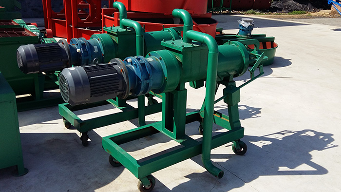 跑山猪喜欢钻竹林 生态养殖绿色电子游艺平台
