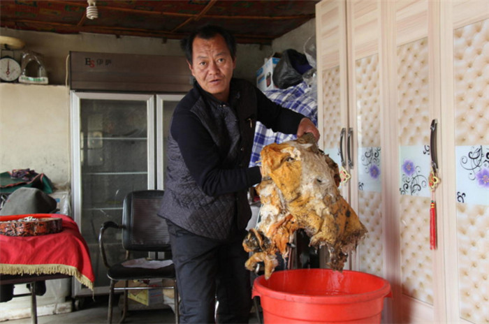 王承德自己留了3斤太岁，用来泡水，免费送给路人喝，但不久他放弃了，因为有的人喝完还要用瓶子装上满满一瓶才走。