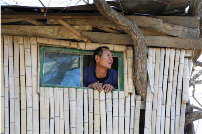 资金链突然断了，老王整个人变得非常沮丧，经常一个人发呆。