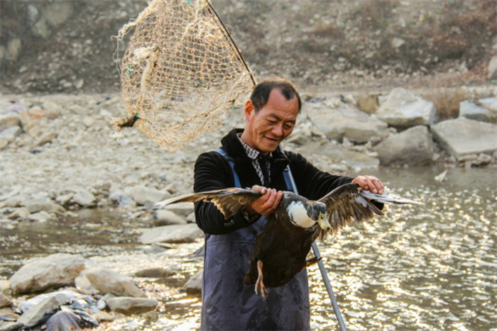 虽然老王没有挥霍，但在外人看来却是拿钱来折腾，爱炫富。一下子搞了这么多项目，老王有点忙不过来，今年夏天，一场洪灾让他的鱼塘一下子损失20多万。