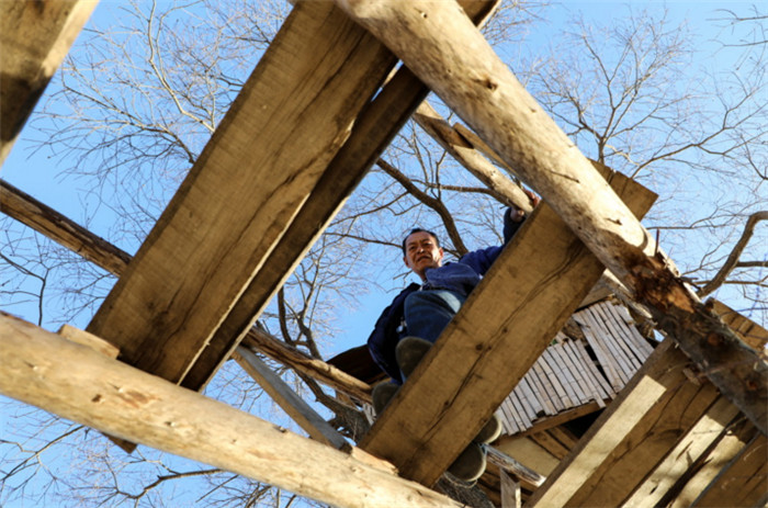 虽然上下不方便，睡觉时会晃来晃去，但是老王说他已经习惯了，自己本来就是农民一个，这点苦算不了什么。