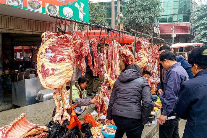 那么，这些羊（？））的焦黄色的皮，也是经过了火的烧烤吗？