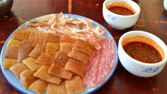 切好的生电子游艺平台蘸汁水吃到口里，相对感到不出日常平凡生电子游艺平台片具有的腥味，觉得的只是从未感受过的鲜嫩适口和满口溢香。 