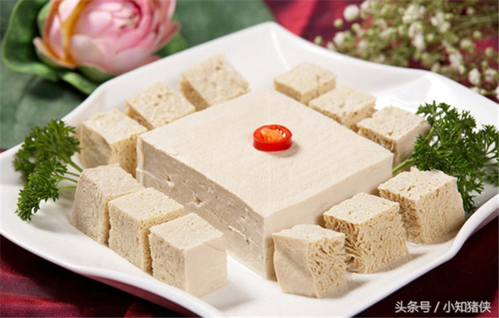 不能用过量的豆腐渣喂猪 　　 用豆腐渣喂猪时，若是新鲜豆渣，饲喂量应控制在日粮的25~30%，若是干渣则应控制在日粮的10%以下，否则易引起猪消化不良和腹泻。 　　 如果因为过量饲喂豆腐渣而引起猪腹泻要怎么办呢?此时可用马齿览或鱼胆草、仙鹤草、刺梨根、大蒜等煎水灌服。 