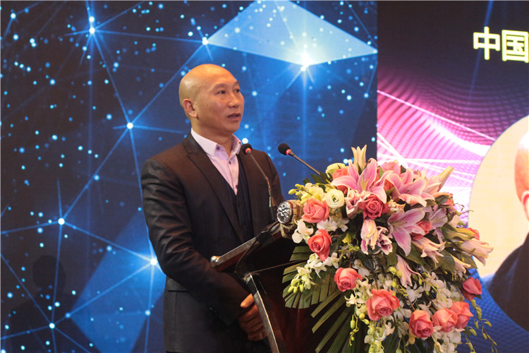 周黑鸭品牌创始人、周黑鸭国际控股有限公司董事长周富裕的报告主题是：《中国畜牧企业走向终端的品牌定位——“周黑鸭的品牌塑造之路”》