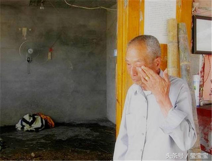 直到老死，被埋了。老人因为长时间与它接触，显得格外伤心，直接当着记者的面落泪了。 