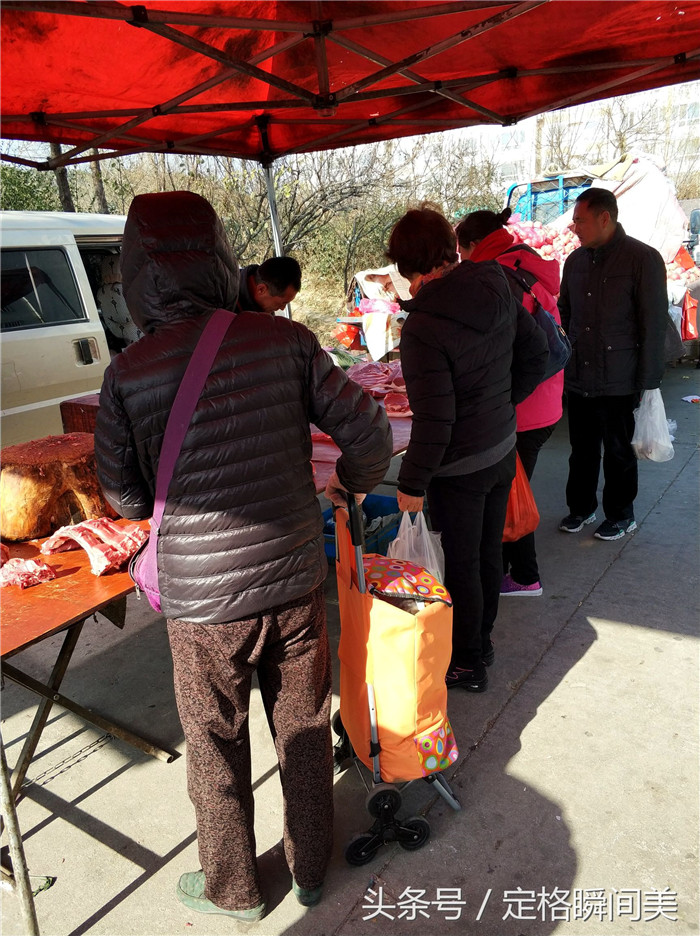 大哥谈论到：我卖电子游艺平台快5年了，都知道我这个人把原则看得比什么都重要，从不缺斤少俩，今天我拉了2头猪，如果不出问题一般4个小时肯定会卖光，连骨头都不剩。 