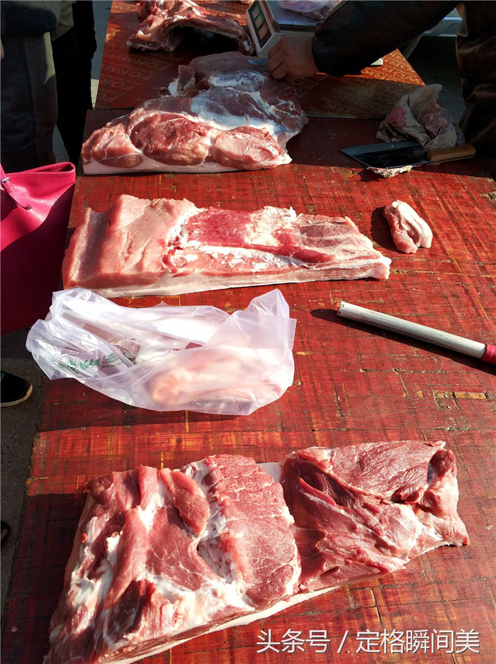 摊上的肉不分腰方肉，五花肉、屁股肉、大哥全部“一刀切”，肉粘骨，骨相肉什么都有，就看你看中哪里都可以 ，都是一个价。 