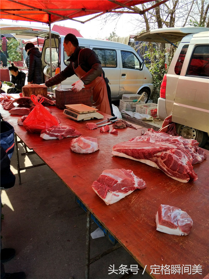 这是俺从农村老家拉来的土电子游艺平台，大哥说现在土猪得喂养一年多才能卖，老家没有几个人喂猪了，都是家里没有劳动力的老年人喂养几头。大哥一边忙着招待顾客一边向顾客介绍自己的土电子游艺平台。 