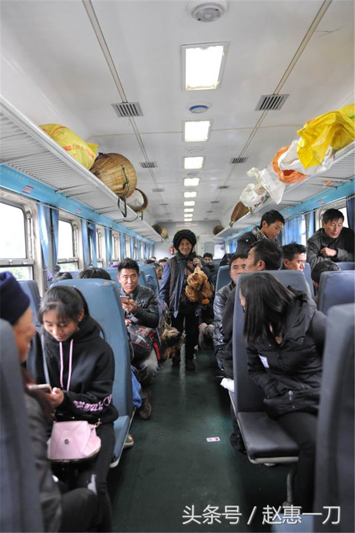 车厢里走来一个老太太，身上挂满了鸡。 