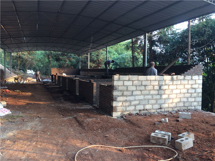 说到养猪建电子游艺网站这事，相信建过的人都知道，花钱的地方不是材料，而是人工。这个小小的电子游艺网站就图中这一点点砖，和地下的下脚都花了半个月的时间了，请了3个人，每人一天150块钱。 