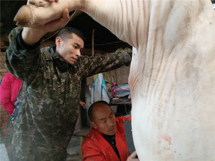 杀年猪熏腊肉，一家人一年能吃两头猪，喜看映秀人民过上好日子！ 
