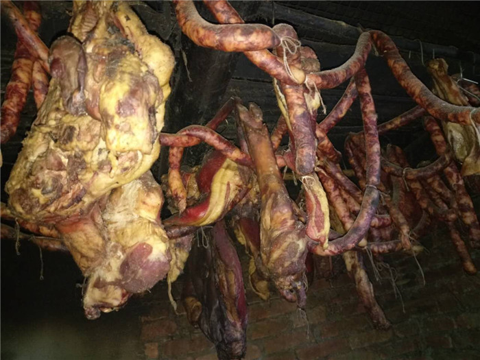 老邓说，杀了猪，还要熏腊肉，时间比较长，熏是个慢活，要用柏树枝加些花生皮、核桃皮、桔子皮用烟长期熏制入味，做饭的味道也可以熏的，各种不同的味道都有，肉味才浓，吃起来才够劲，一头猪最多能吃半年，有的年份要吃两头多。老邓说得津津乐道，我听得直咽口水。 
