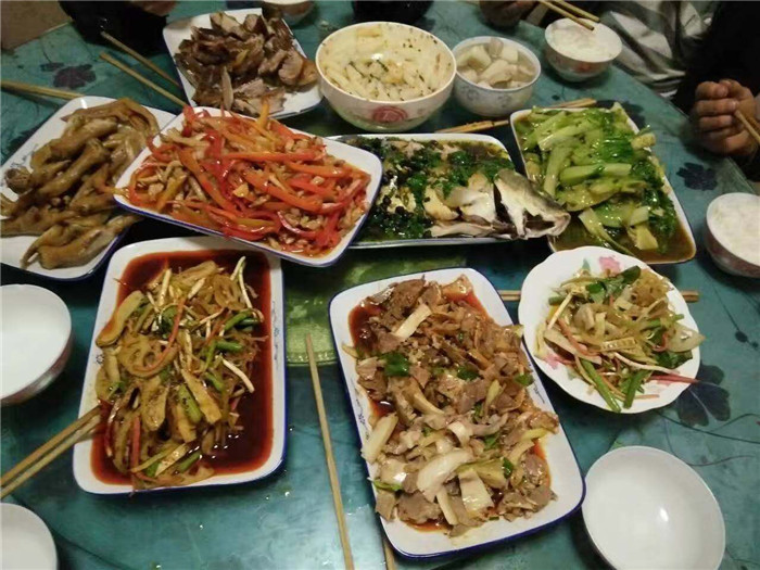 那边男人们杀着猪，这边女人们在忙着做饭，邓导游一边招呼着我们，一边帮母亲做着饭，收拾着餐具，并不断地说，你们在我家吃，一会就好。原来邓导游的婆婆和老公在地震中震死，她带着公公和儿子、女儿和父母在一块生活，最让我难忘的是分别时全家人的真心挽留。 