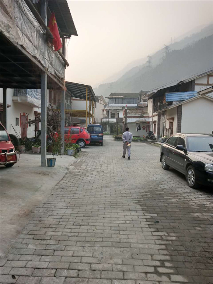 看到这一家人的丰富生活和快乐心态，心里感到还是暖和和的，当谈到地震时，邓导游说，我们不怕地震，就是怕泥石流，泥石流来了把几个村就活埋了，不过我们经历过大灾大难，乡亲们心胸开阔了，人不计较了，生活的态度也乐观，学会生活了。 