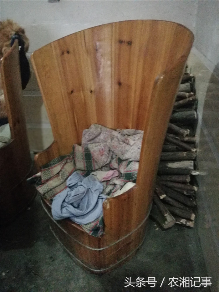 农村可以说是老物件的发源地，但是时过境迁，很多常用的东西都已经慢慢消失，你还能准确叫出它们的名字吗？这个我们这边叫做围桶，以前老人烤火的时候专座，记得小时候我还不敢做呢！ 