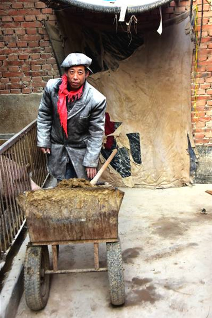 你看大哥的这身装束，他是刚从加工厂里面出来，带着妻子的围巾，也不耽误落了一身的面粉，加工厂里面机器隆隆响个不停，养电子游艺网站
这里肥猪就叫个不停，大哥加工厂里面装填了玉米，赶紧过来再给猪填饲料，还得一边把猪粪清理了。