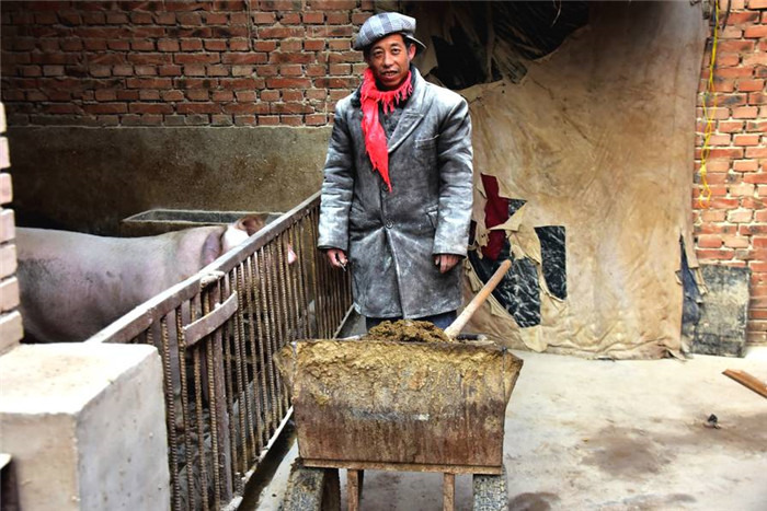 大哥开始唉声叹气了，他说，不知道我怎么都赶不上点，去年过年电子游艺平台
价格很高，可是自己的猪养的不好，今年猪养的好，玉米饲料价格猛涨，养猪成本高了，可是电子游艺平台
价格不但不长，现在还在不断下降，每年过年都会涨价的，今年却不知道到底怎么了。