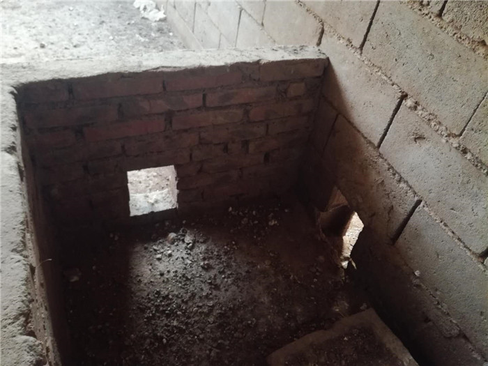 首先，盖起一个仔猪池子，目的是防治母猪进入，下面留起来一个可以钻进去仔猪的孔洞。 