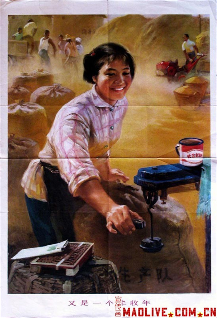 过去的小孩好辛苦啊，这么小就帮家里养猪 