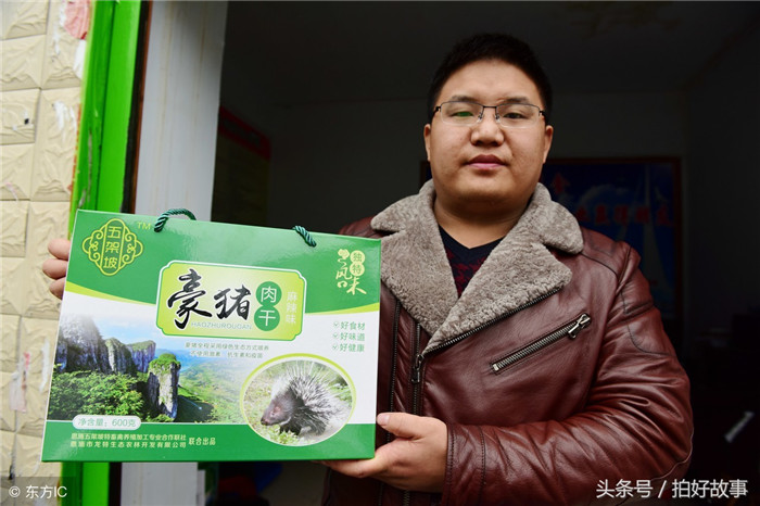 孙晓宇很重视产品深加工，这是他在展示豪电子游艺平台
干包装盒。他说，下一步重点是将合作联社的产品在销售方式上实行销售活体、鲜肉和深加工产品，销售形式上以各级特色商场和上阿里巴巴网为主渠道，市场上从省内、国内到国外。（图片来自东方IC） 