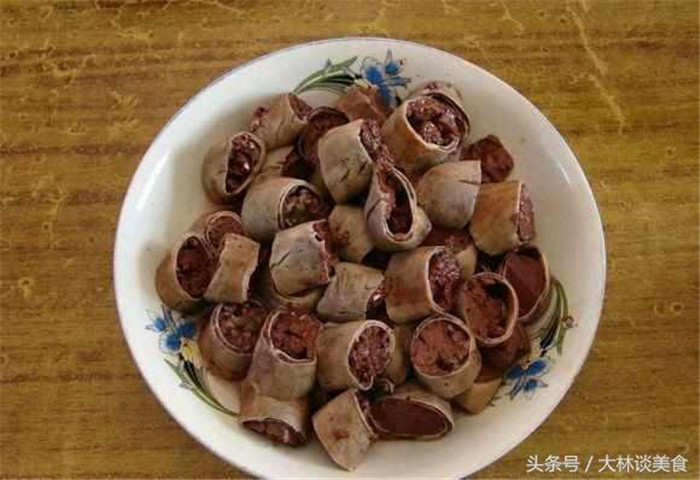 从一开始就在寒冷和著名的东北，所以东北人必须吃炖温暖，猪的食物是其中之一，从许多年前开始，东北农村没有冬天的每一个家庭的猪，尤其是今年春节假期后，杀了一头猪，马上做表从猪的食物，去猪蹄好吃猪头，在这个时候，希望村里所有的人都坐在一起吃一顿美味的电子游艺平台
食品。