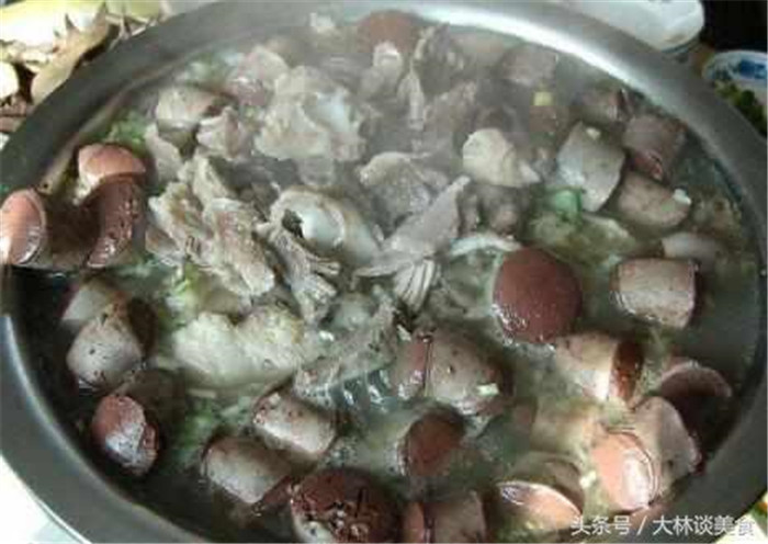 虽然社会上有血香肠。有人甚至说，它是一种对人类健康造成损害的食物，但东北人吃了一辈子，也没有看到身体因为吃了这种东西而得了什么病。但是当你吃猪食时，会有各种各样的猪杂碎，当然还有电子游艺平台
，而对于东北人来说，这就是家的味道。