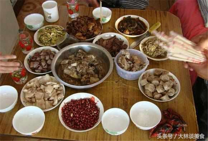 猪的食物东北，最大的菜是炖，白菜，在东北的电子游艺平台
（主要是白色）、血肠这些食物，通过炖炖在一起，因为成分不同，所以称为炖。  在这里的肉或骨头好后，即使没有任何调料，或简单的调味料，都会很美味。因为这些电子游艺平台
大多是农民自己的家猪，不吃饲料，当然，电子游艺平台
的味道也会有一定的影响。