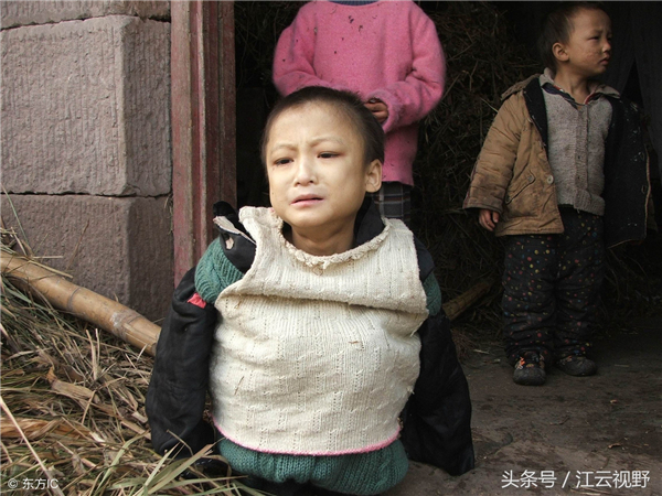 7、闲暇的时候，杰杰总爱躲在黑暗的角落发神，没人知道他在想什么。