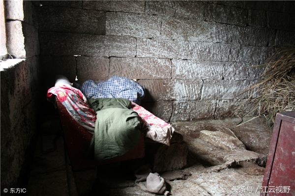 6、杰杰住过的黑屋有了“阳光”。