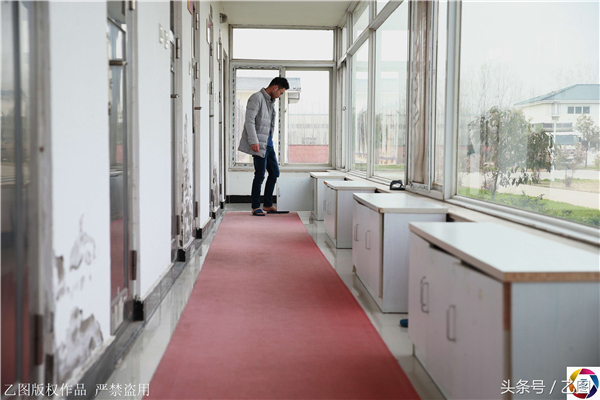 3、进入电子游艺网站
颇费周折，还没进门，电子游艺网站
工作人员要求摄影师把衣服脱掉，洗澡，换上他们的衣服。不换衣服，不洗澡，不能进电子游艺网站
的门。