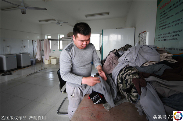 5、在进入猪圈前，摄影师又被要求脱、洗、换。电子游艺网站
工作人员说，刚才进入的是电子游艺网站
，现在要进电子游艺网站
的猪圈，是猪生活的地方，所以还要脱、洗、换，全面消毒一次。于是，摄影师再次把十分钟前刚换好的衣服又脱了，洗了一次澡，又换上了一套猪圈专用服装。