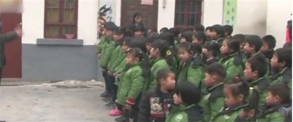 3、据养猪户张大叔称：此次夺魁的猪王是一种叫康贝尔的品种猪，他已经养了三年了。它除了能吃，个头大，并且像牛一样的性情温顺。据张大叔所说，湖南曾有一直中国猪王，5年养到2080斤，是目前中国最重的猪！