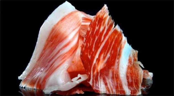 6、正因为这样，他养的猪品质优良，成为他制作高级火腿的最好材料。爱德华多制作的火腿工艺与别人也不一样，火腿首先要在地窖里腌制3年，然后再发酵4到7年，也就是说，每根火腿要历经10年的制作过程才能出售。