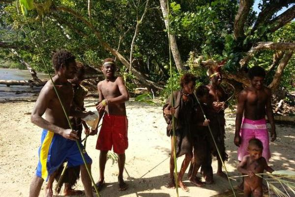 1、这个地方就位于南太平洋的一个岛国，要说起这个国家还有一些历史上的转折点，所罗门这里被称为是世界最不发达的地方，每一个人都穷的叮当响。