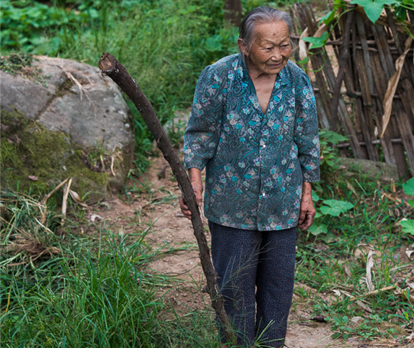 1、四川巴中80岁老奶奶独居在深山中，周围几乎没有其他人家。老人家精神矍铄，行动起来还丝毫不减青年人。