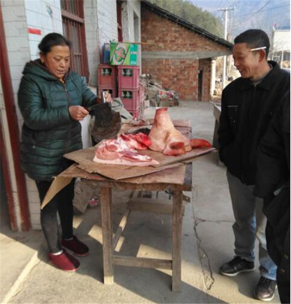 11、“今天的肉又买完了，后天给记得给我留十斤，我去给老丈人送节”不到上午10点钟，老万老伴的案板上只剩下一个猪头和几根排骨，为了能多赚点，到了年关老万就请人杀了猪让老伴在村里零卖，过去农村几乎家家养头过年猪，现在村里人大多外出打工，自己养猪的人很少，村里人都知道老万的猪不喂饲料，肉特别好吃，都纷纷抢来着买。