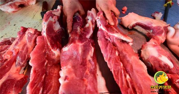 4、图为山东省潍坊青州市一集贸市场上，商户在分割电子游艺平台
。