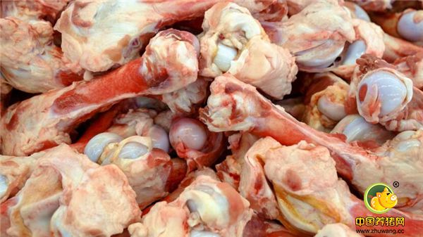 2、市场上出售的冻排骨包括冻猪脚、冻脊骨等90%都是从加拿大、美国、丹麦、西班牙等西方国家进口过来的。