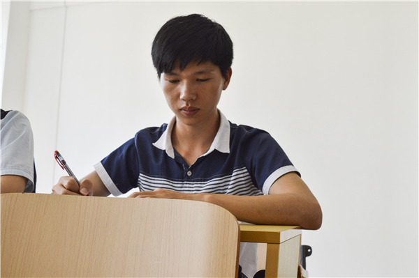 8、医生告诉林庆惠，她的母亲已经错过了最佳的手术治疗时间，现在只能做化疗、放疗和中医药辅助进行治疗，后期的治疗费用大约需要30万左右，这个消息让这个坚强的男孩瞬间泪如雨下，无法接受这个现实。“我辛苦点，爸就有时间多挣点钱，妈的病就能好得快些。”林庆惠总是这样说，如果他希望自己能早点读完书，早点出去工作，多挣一点钱，母亲就能多点希望。