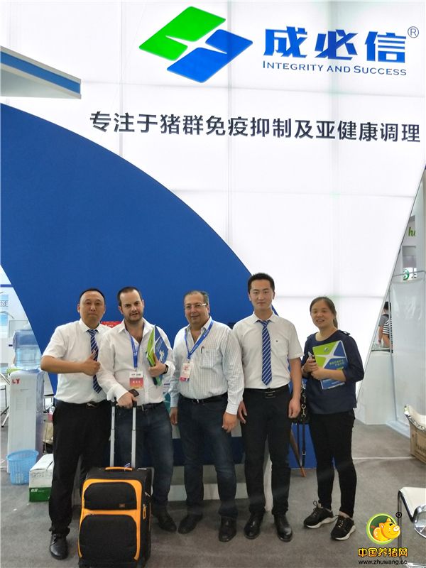 嘉宾与客户展位合影