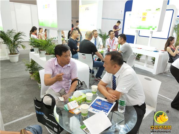 江西成必信与客户洽谈