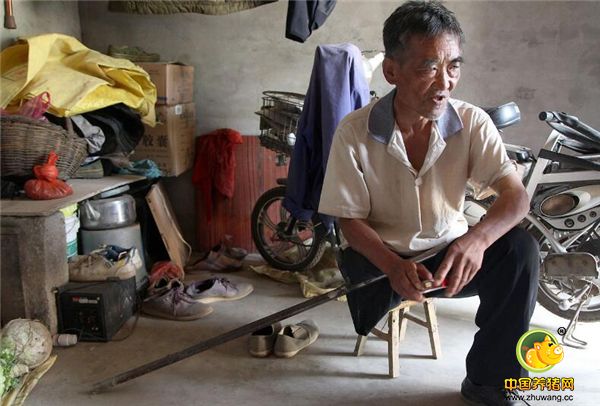 闫大哥家中有弟兄,5个，他行3，1978年他应征入伍1983年退伍返乡务农，1987他在当地砖瓦要上干活时不慎卷进砖机里，致使他的右腿高位截肢，从此闫大哥就靠一条腿行走，生活的困难可想而知