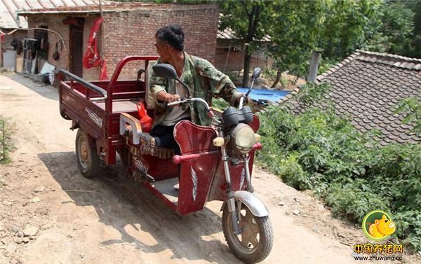 闫大哥今年已是60岁的人了，右腿的残疾让他比正常人付出的更多，他说干不动了，前年花钱买了个电动三轮车代步。