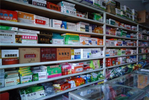 1.扫码。扫描二维码是比较新型的辨别办法，但有的养猪人可能还不知道有此办法，传统的是通过产品的批准文号来辨真伪。可以登录“中国兽药信息网”(网址：http://zjs.gov.cn)，进入“兽药基础信息查询系统”，输入产品的批准文号进行查询。这种办法可以查到兽药生产企业数据、兽药产品批准文号数据、国产兽用生物制品批签发数据、进口兽药注册数据等。