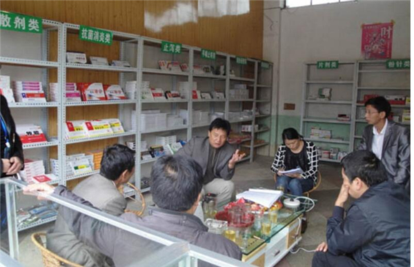 2.看批文。每个兽药产品都要有农业部或省、市、自治区农牧行政管理机关发给的批准文号，进口的兽药要有农业部核发的《进口兽药许可证》。如果在产品的包装等上面找不到批文，就可以证明是假兽药。目前来说有些兽药的批文有效期一般是5年，养猪人还要注意该药的批文有效期是否过期，防止买到假劣兽药。