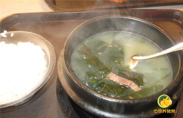 3、海带和虾粉是催奶的秘方，虾粉煮汤，取250克左右的海带泡好，切碎后加入一些动物油，早晚喂一次，喂2-3天，可以看到泌乳量明显增加。