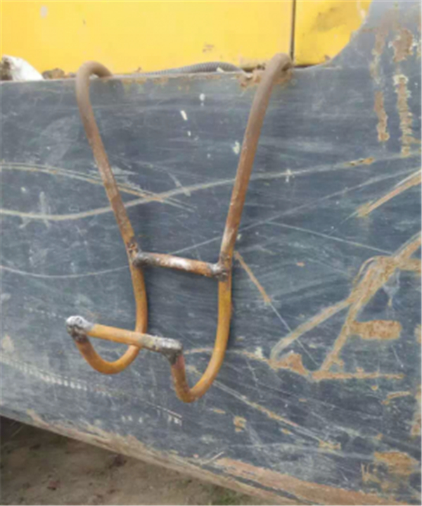 阉猪神器，几根钢筋根据猪的体型焊造而成，当然网上也有很多其它类型的神器，但原理都是一样的。